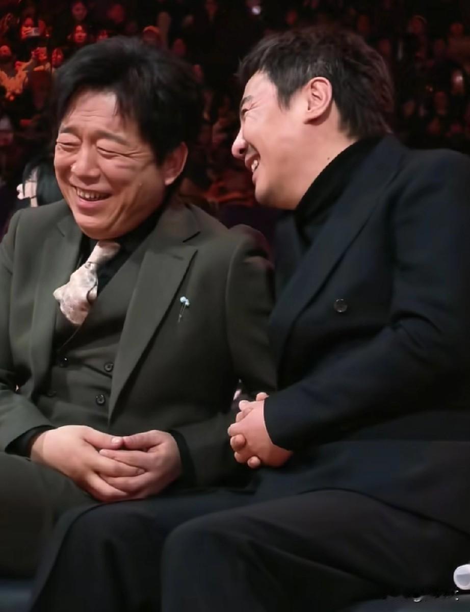 黄渤，沈腾，你俩在笑什么那，我想知道，哈哈，其实他俩坐那什么都不做，我都笑出来[