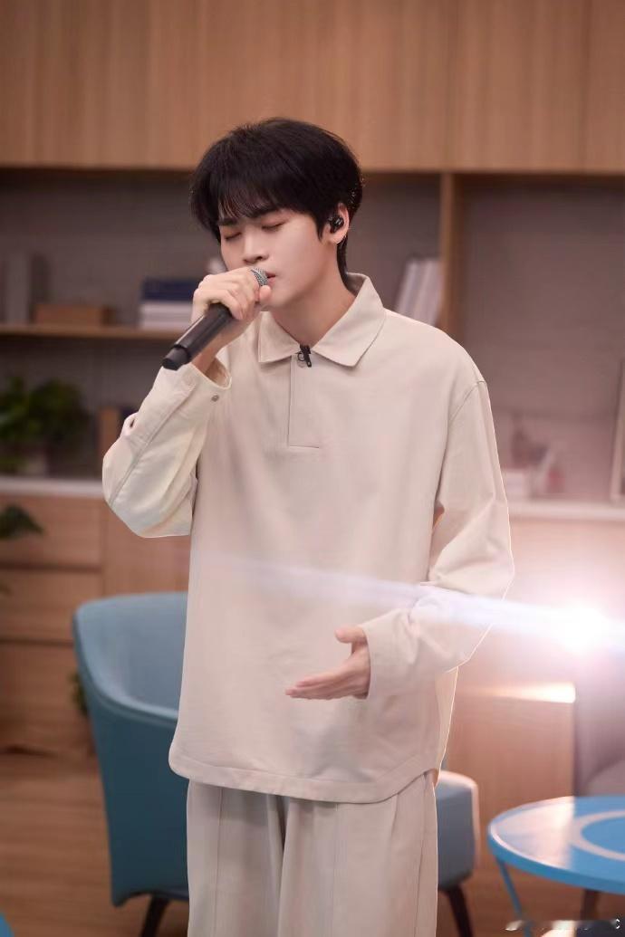 被刘宇宁一嗓子唤醒了青春回忆 刘宇宁的深情演绎让这首歌充满感染力，每一句都戳中青