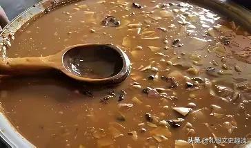 大家谁能说出这里面的原因？你像河南的胡辣汤，为什么非得用木勺子来舀？不锈钢勺子不