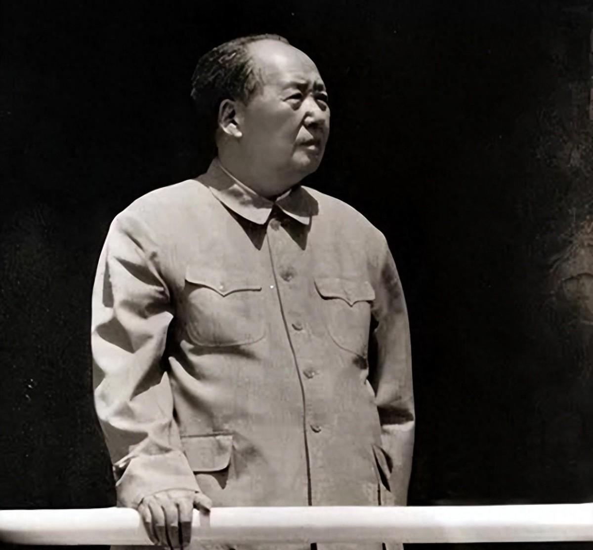 杨瑛深情回忆杨开慧母亲晚年故事，她常常拿着毛主席照片凝视着微笑着，让人感动！
