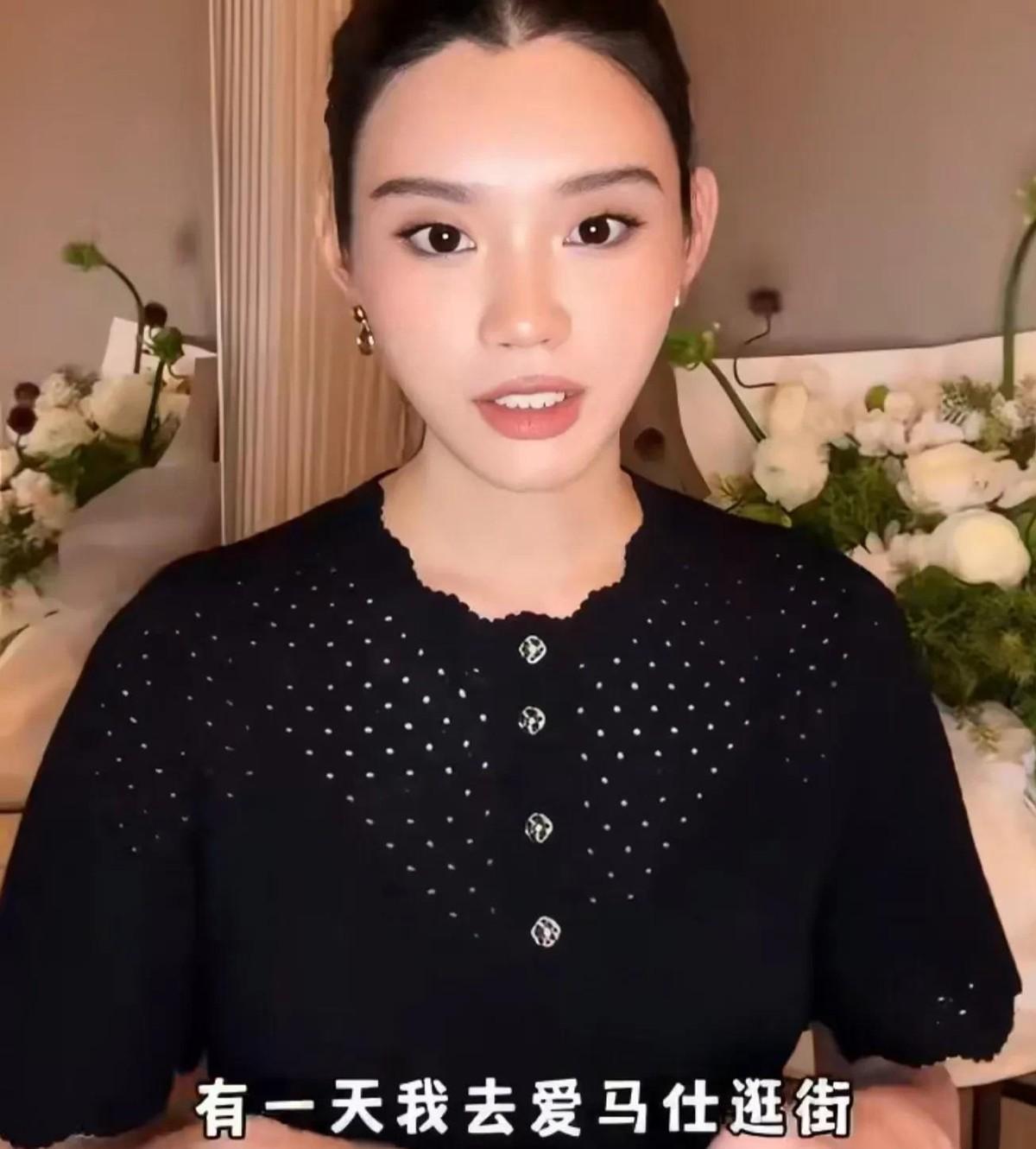 奚梦瑶给四岁女儿买了一只比手掌大不了多少的迷你爱马仕菜篮子，还给自己配了只同款大
