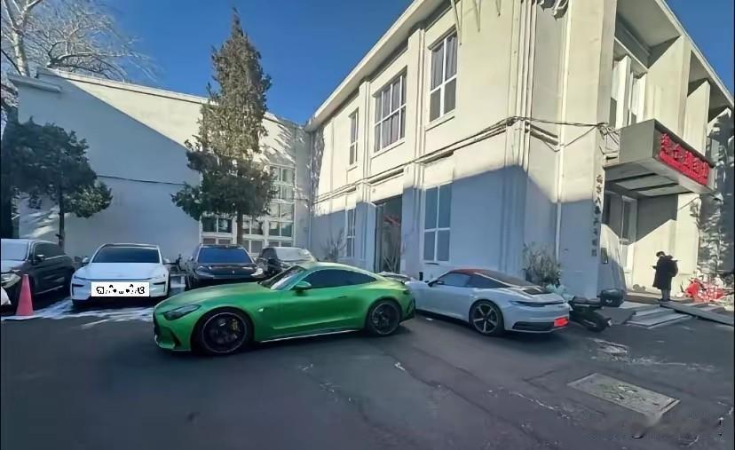 先农坛体校停着两辆车，绿色的奔驰跑车是王楚钦的，据说旁边那辆是龙队的！

有人问