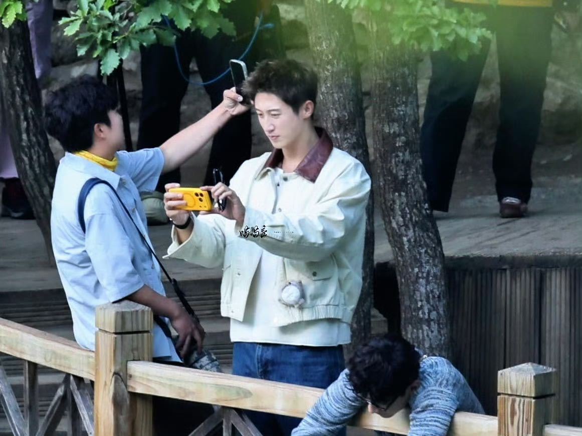 黄景瑜忙一天打开手机天塌了现在就出发谁懂这个名场面！黄景瑜沉浸式记录九寨沟风光，