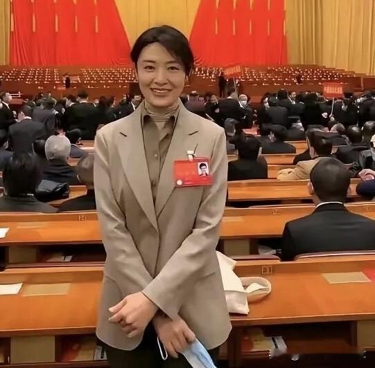 这一位美女长得真漂亮，长得一副明星脸，颜值已经超过了很多人。气质温婉，妆容精致，