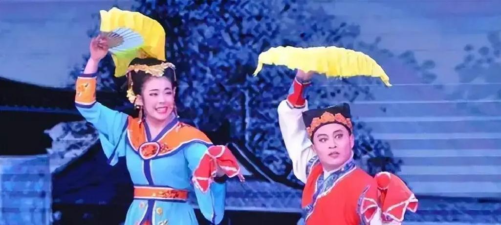 抖音播放破50亿次，东北二人转正被一群女人彻底改写。
 
你以为红手绢转的是怀旧