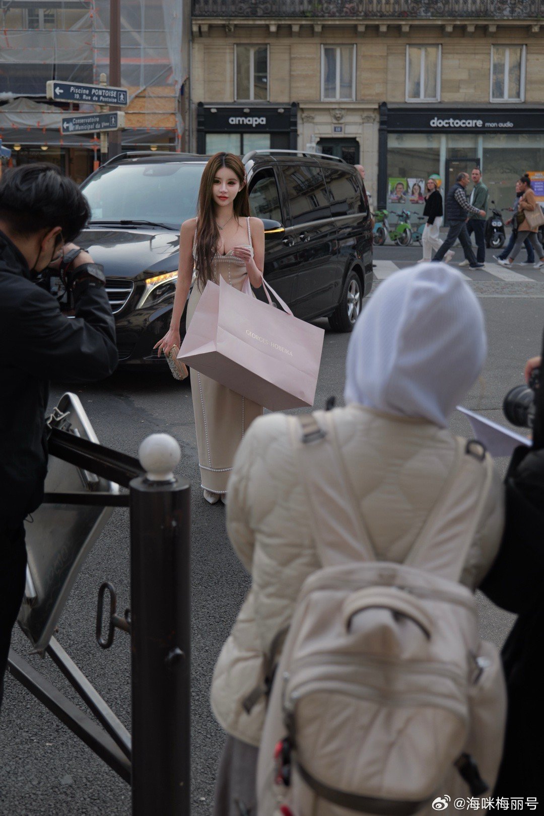 周楚娜百万女网红周艺去巴黎时装周了妇女节巴黎时装周高人气来袭！百万网红周楚娜首度