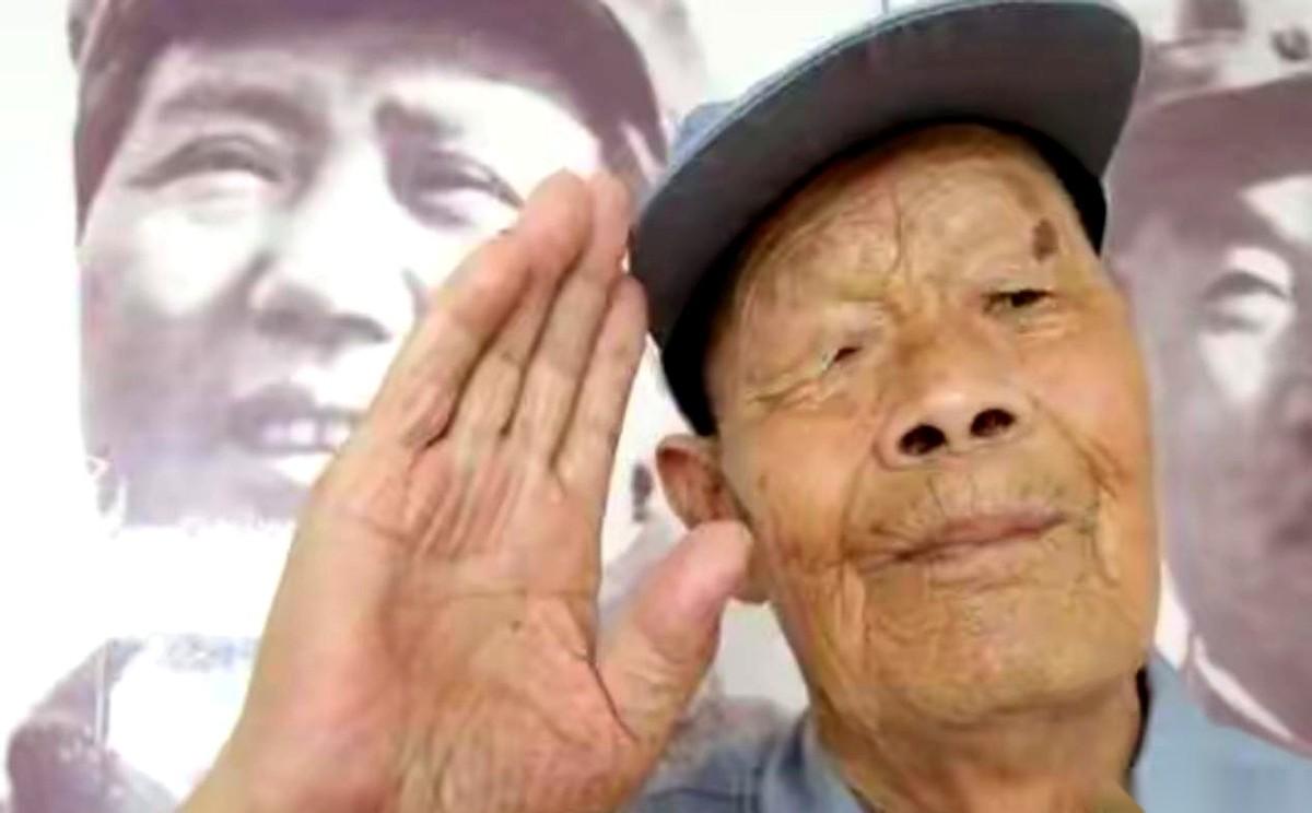 他老婆拿着那个黑乎乎、还带着血的东西给医生看的时候，估计自己都懵着。
医生一瞅，