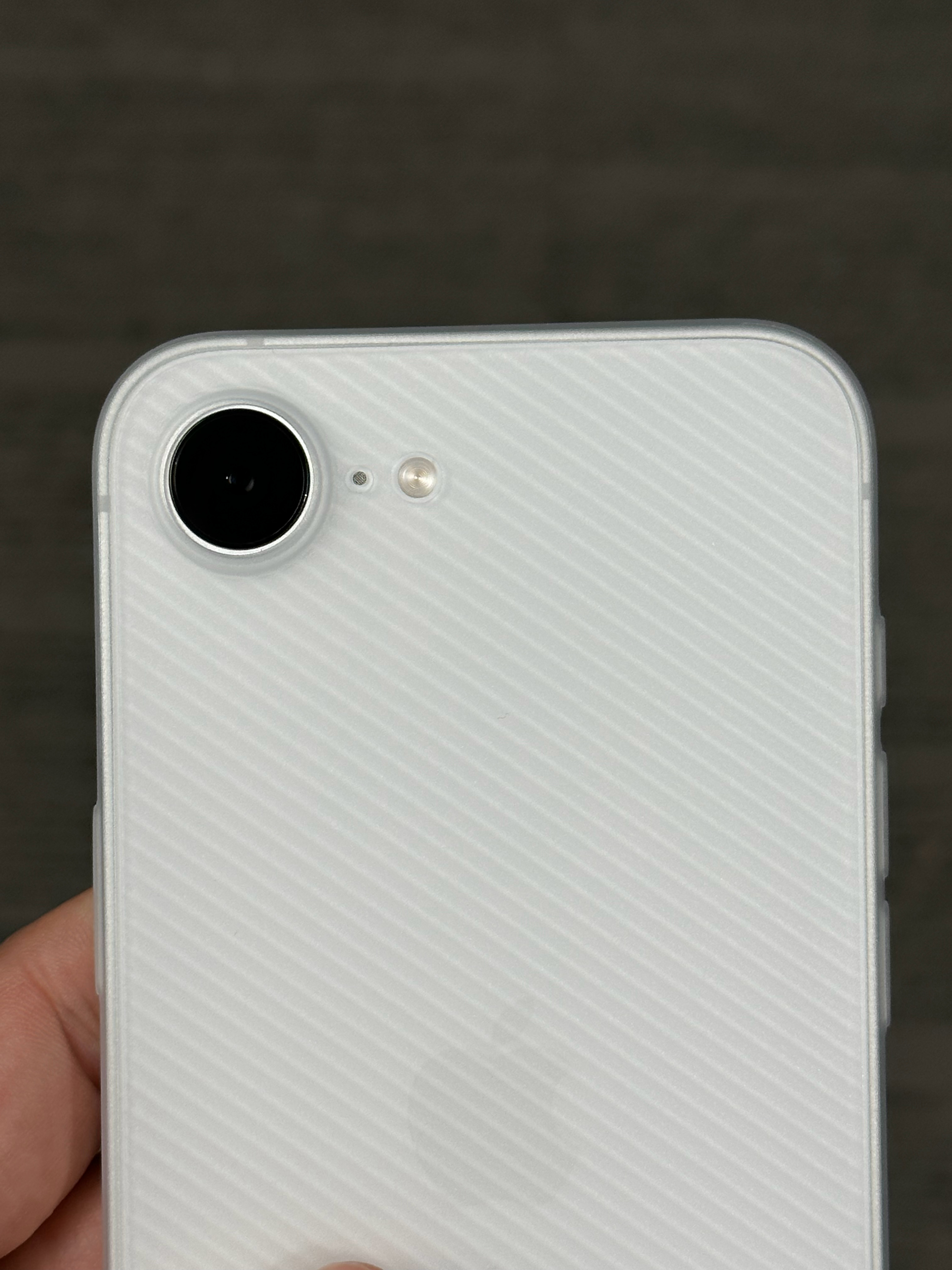 17e/16e 超薄磨砂半透补了点货，已上架薄约 0.65mm，轻至 8.2g，