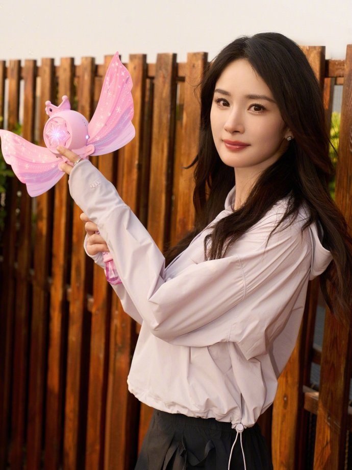 #短裙杨幂#少女心大爆发[给你小心心]今日份是超粉嫩的杨幂，短裙一穿提前入夏！用
