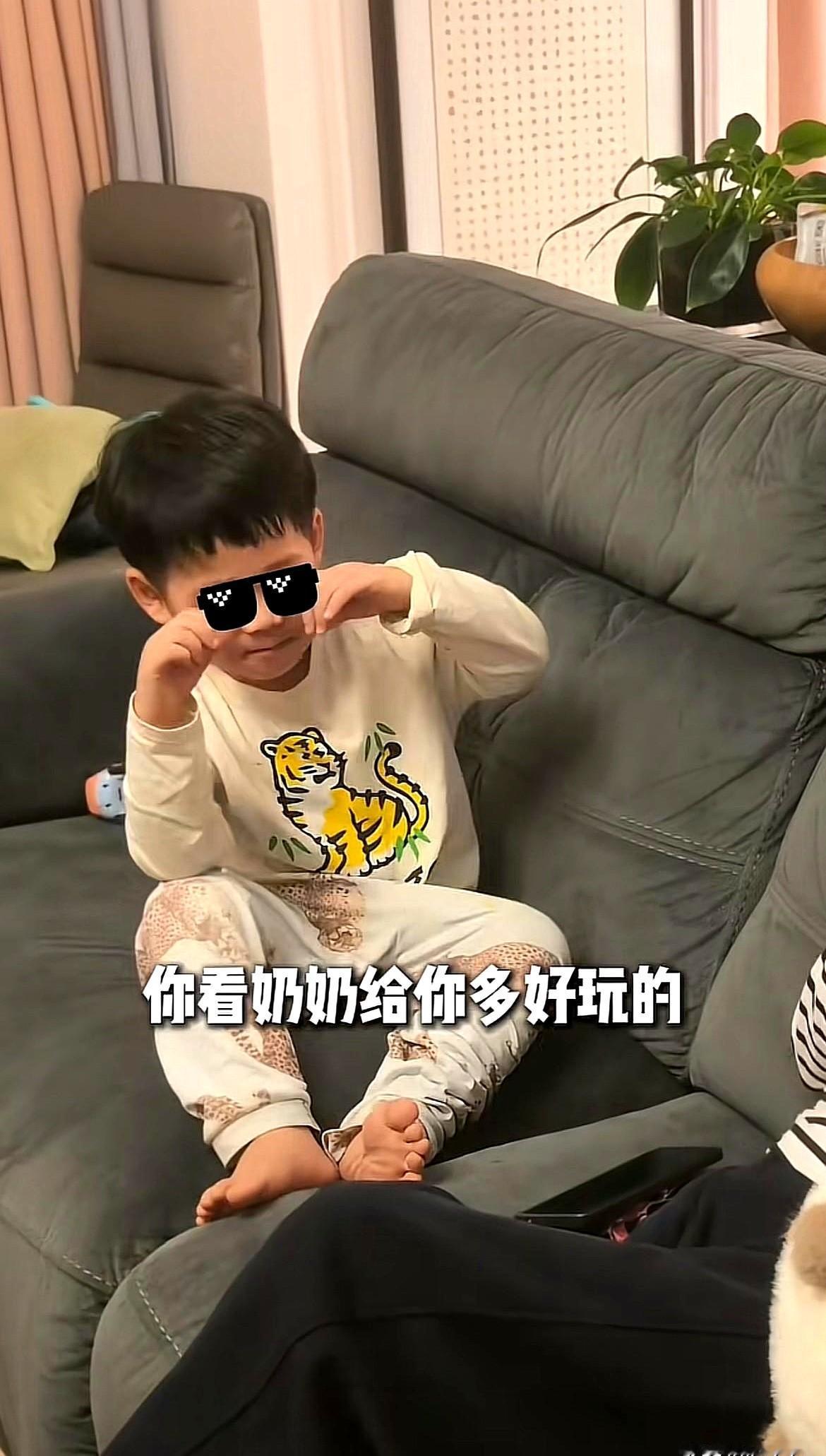 苏醒这基因也太强了！小儿子简直就是个迷你版苏醒。

最近迷你苏回西安看爷爷奶奶，