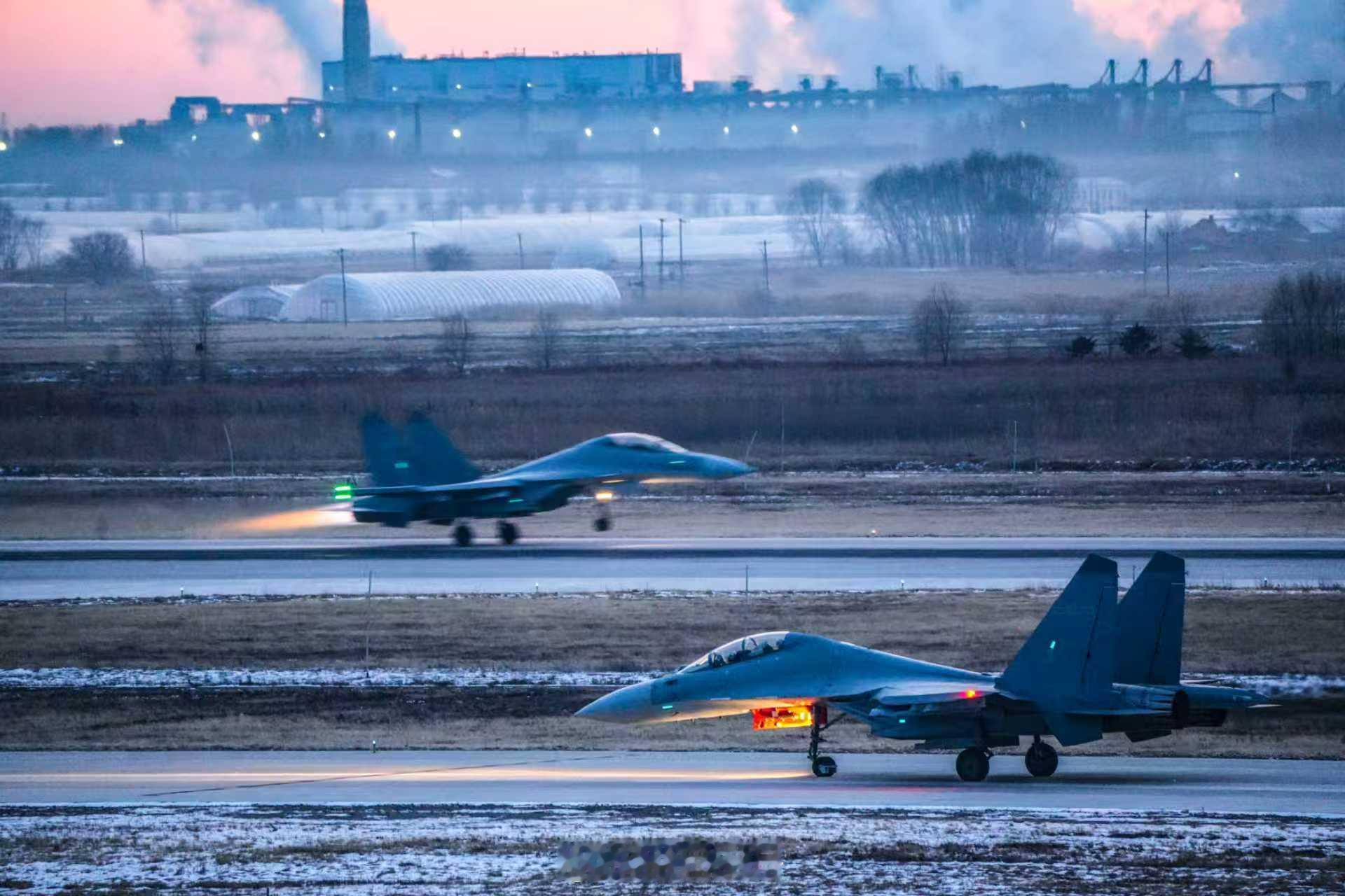 【硬核浪漫！战鹰与晚霞同框适配度拉满】近日，北部战区空军航空兵某旅组织开展跨昼夜
