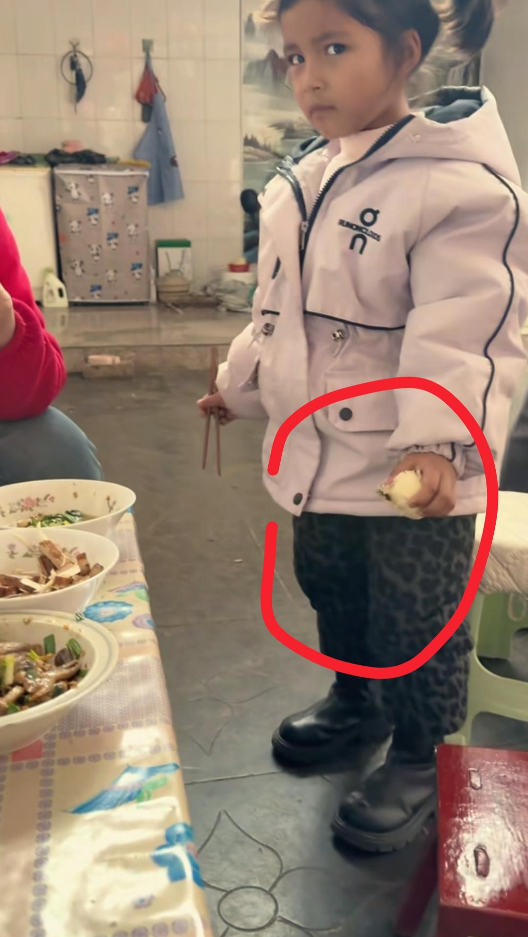 我预料到了，李超群的女儿安娜会很娇惯
也预料到了，李超群会很宠她
可万万没想到安