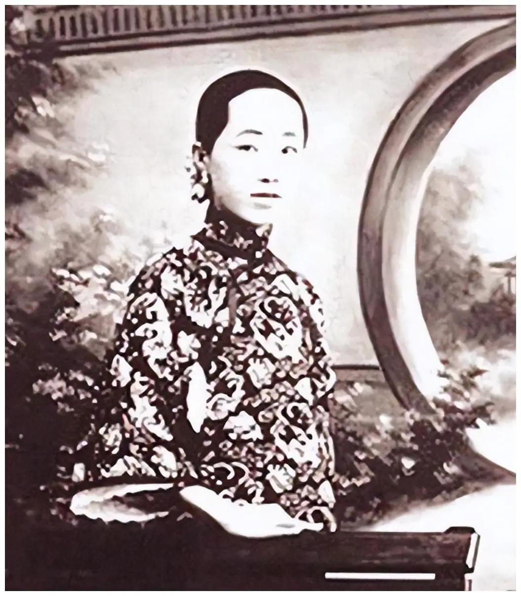 1903年，梁启超流亡日本，一晚，妻子李蕙仙和他说：“事情已经准备好了，你和桂荃