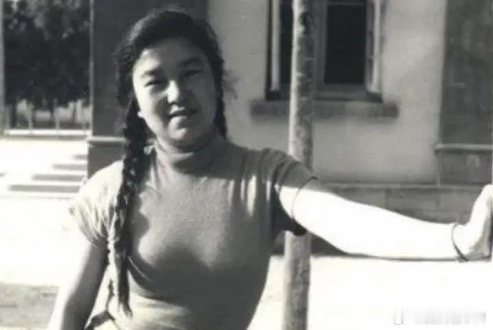 1939年，艾青爱上学生韦嫈，得知她想考大学，他跪下哀求：“你别走，要不我就去死