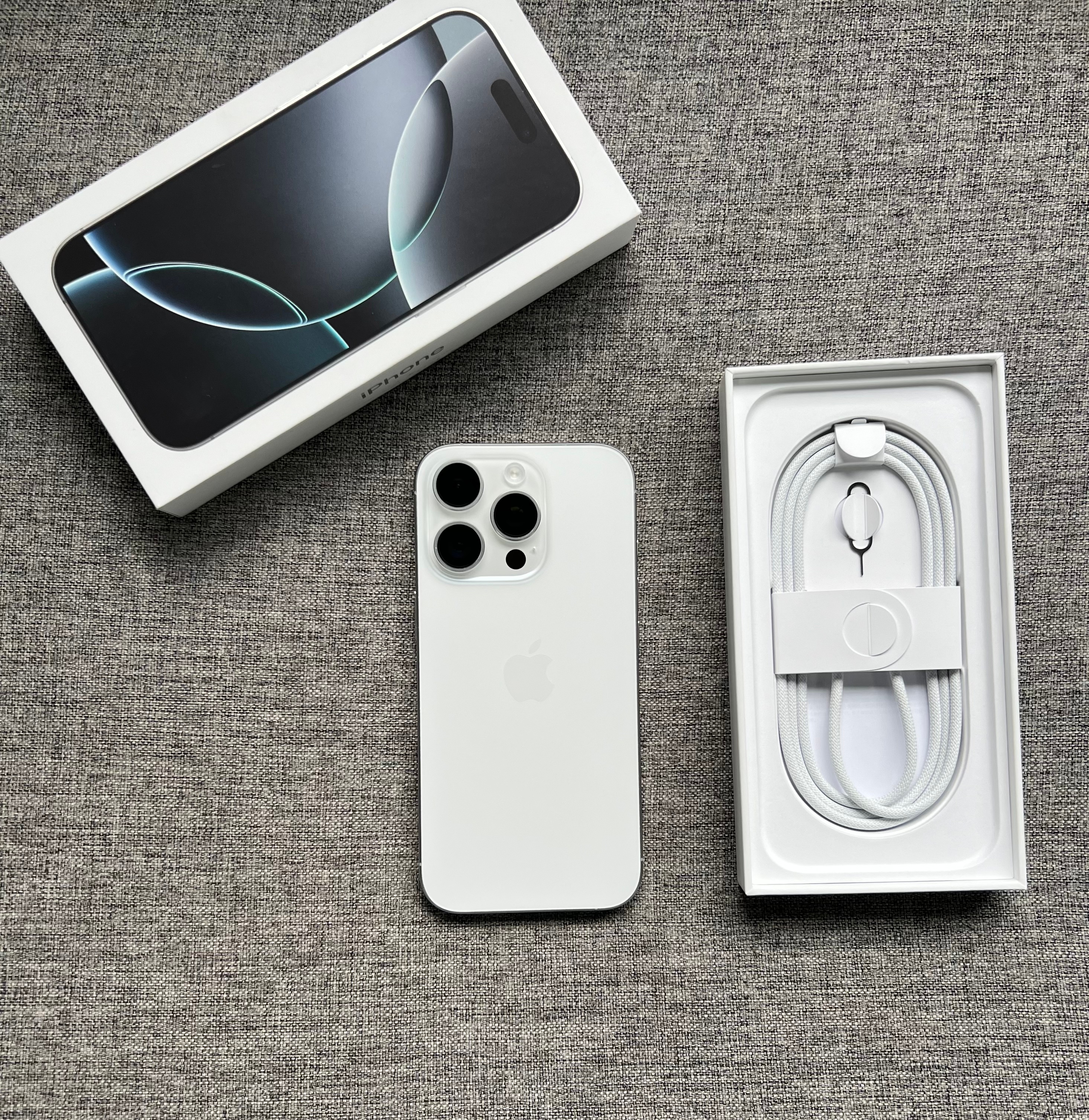 国行iPhone16 Pro 256G 白色钛金属，99新全套带发票，电池循环1