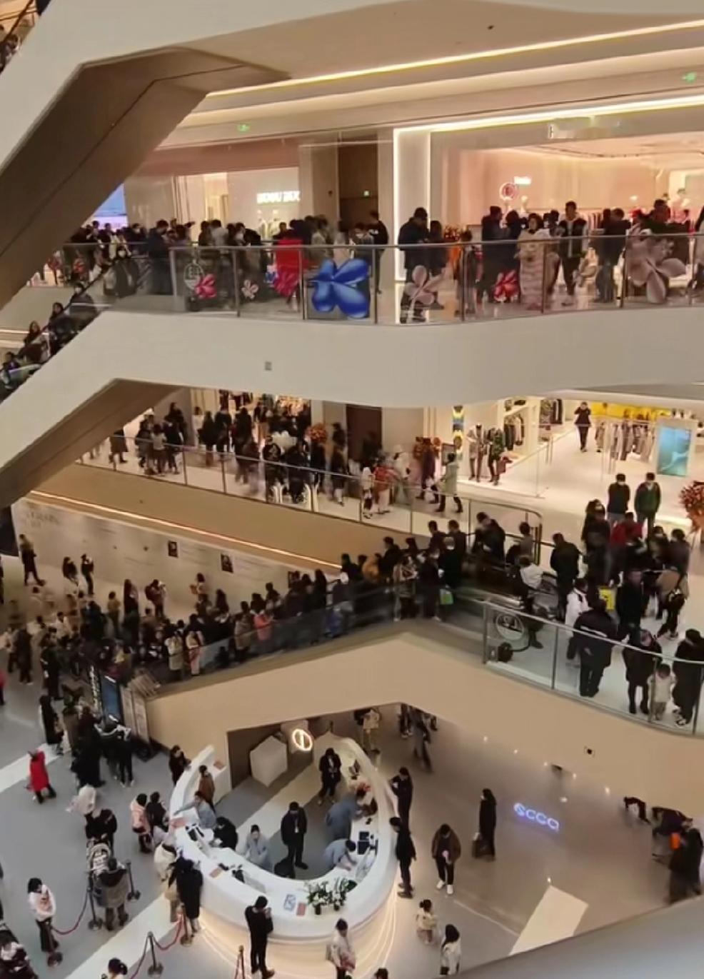 网友提出的“提振消费”建议：
1、取消各政府部门、企事业单位的食堂；
2、按人头