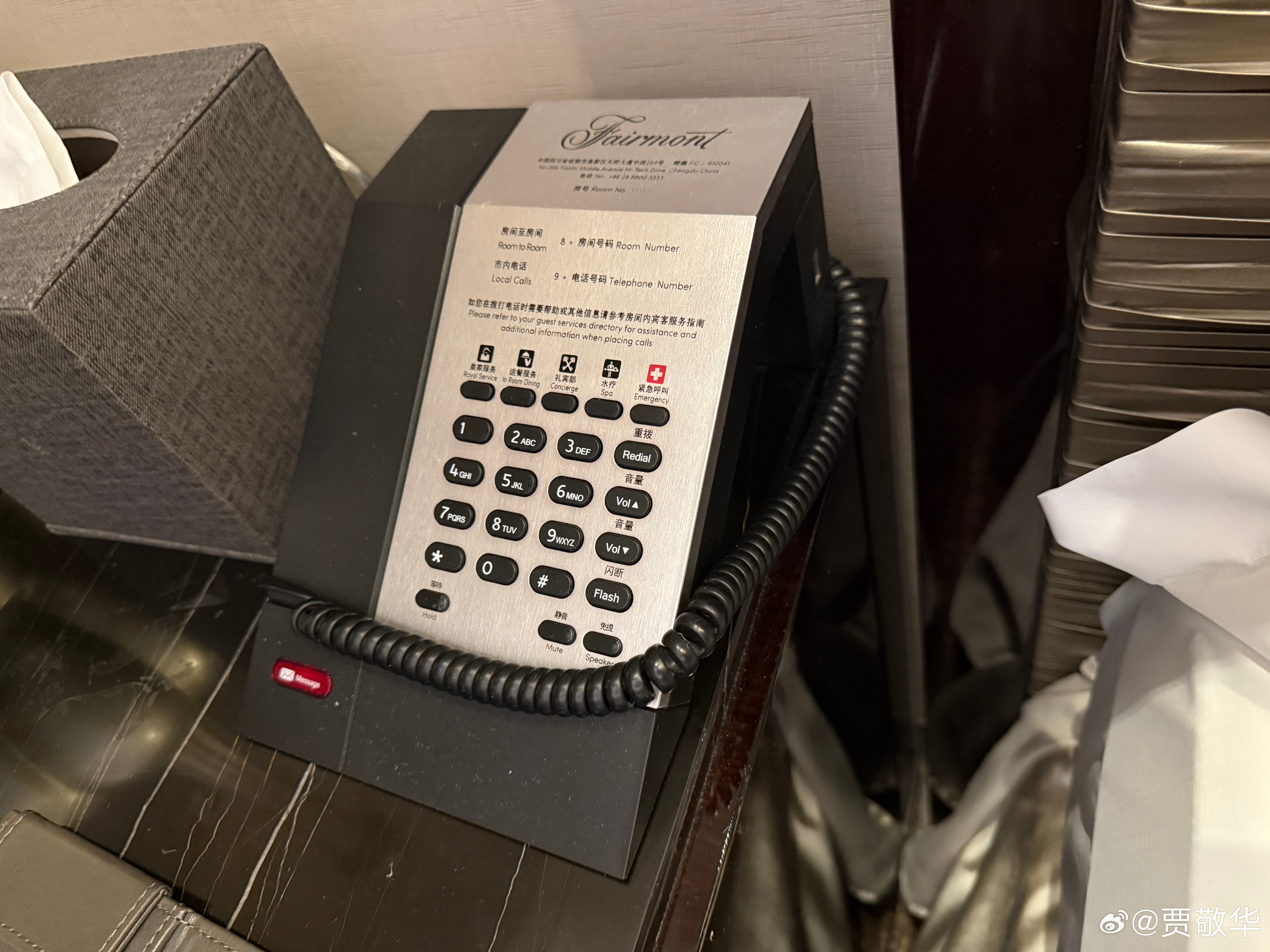 现在只能在酒店或者办公室看到固定电话了，家里基本看不到固定电话了。只是，酒店的固