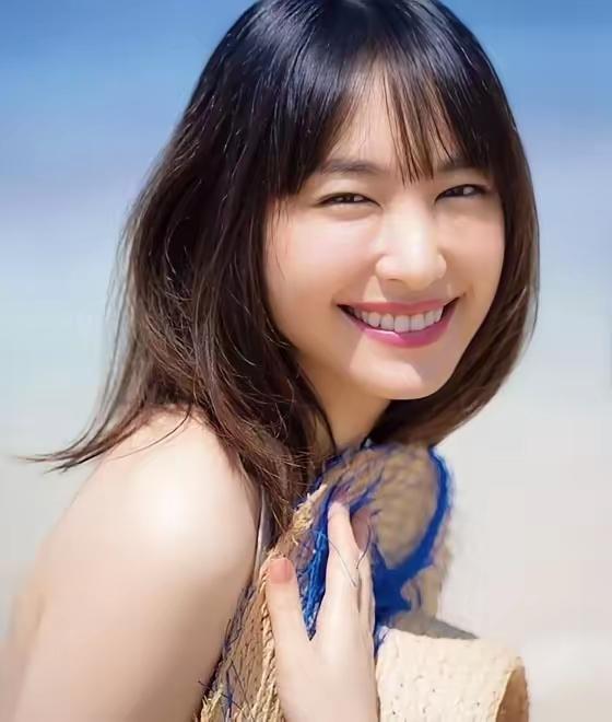 三十一岁的日本护士藤原遥嫁到长沙，因为适应不了当地生活，已经订好了返回东京的机票