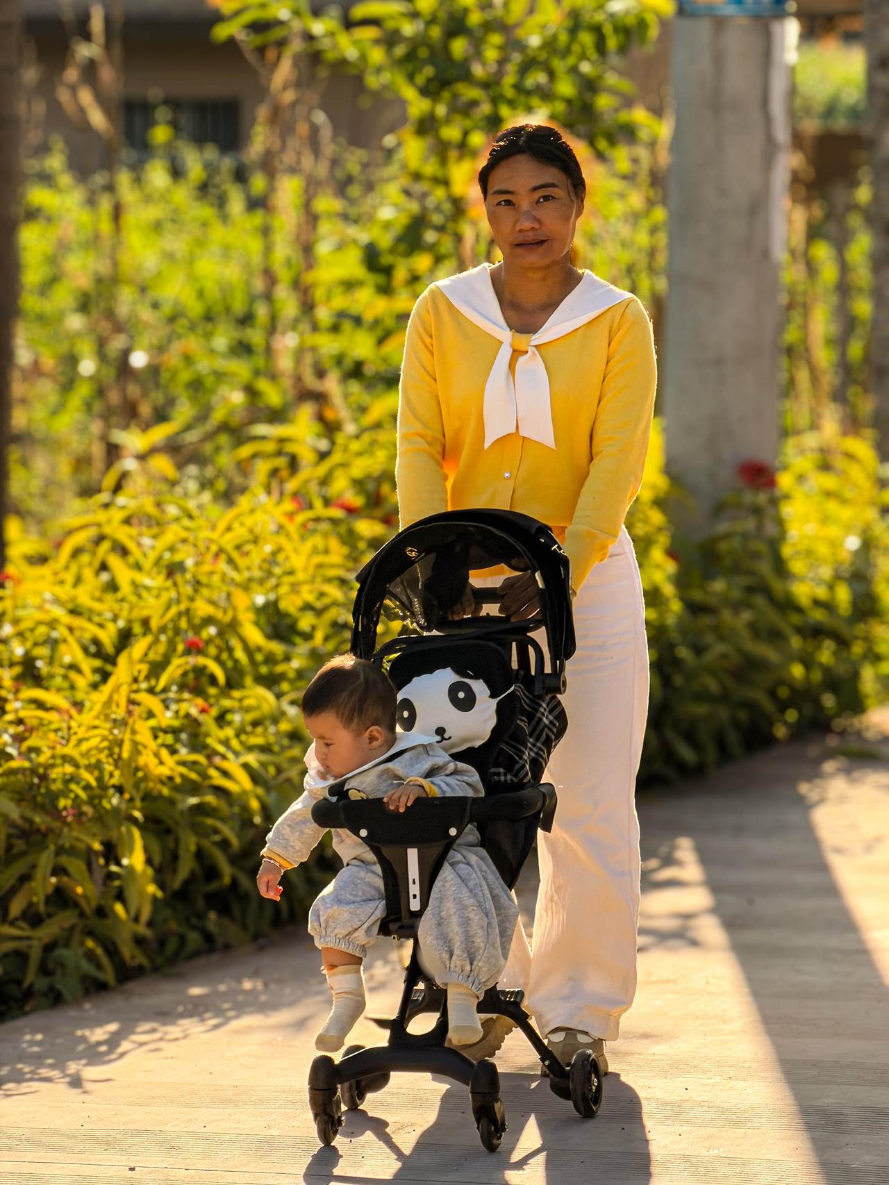 从中老铁路的始发站出发。
车厢里写着“从哪到哪”，
不只是方向，也是一条已经被反