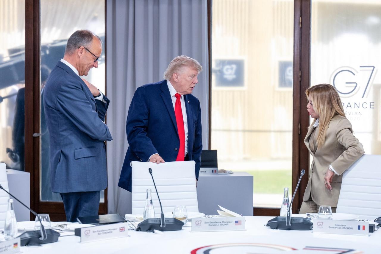 凡尔赛宫的镜子，照得出金碧辉煌，照不出人心里的裂痕。
2026 年 6 月，G7