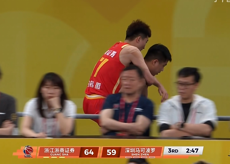 不是吧。。。。。。孙铭徽直接背下去了。广厦男篮vs深圳男篮