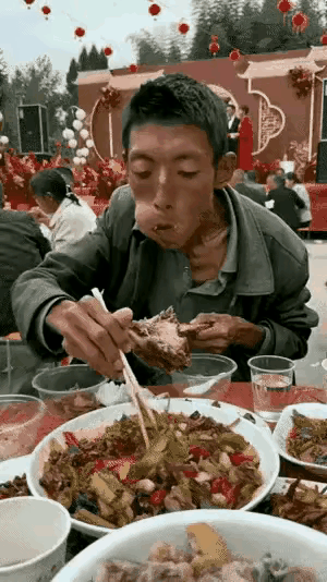 这吃相，全桌看他一个人吃就好了！ 