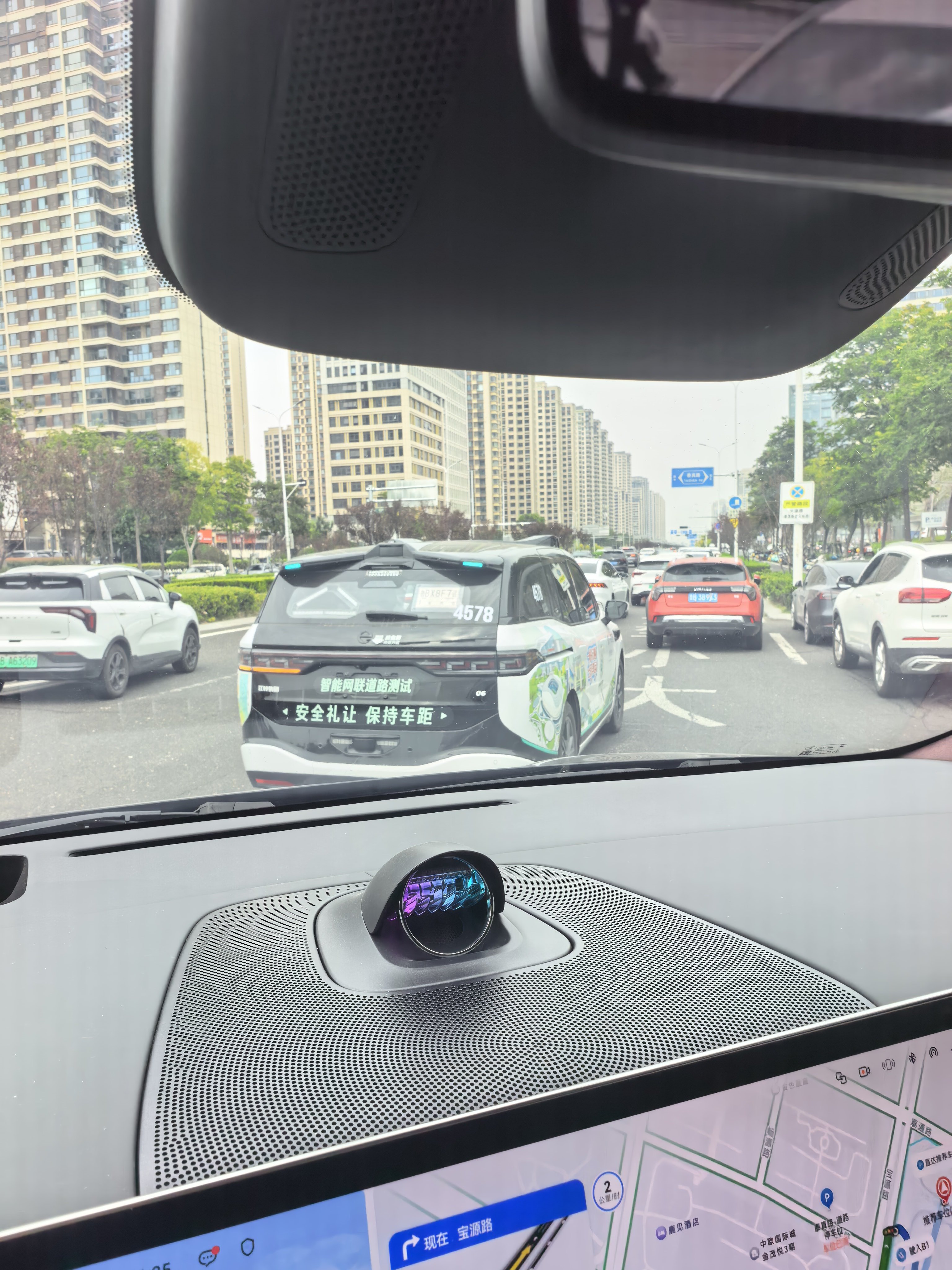 无人送货车、自动驾驶出租车其实路上已经不少,但自动驾驶的普及涉及到更多的是成本、
