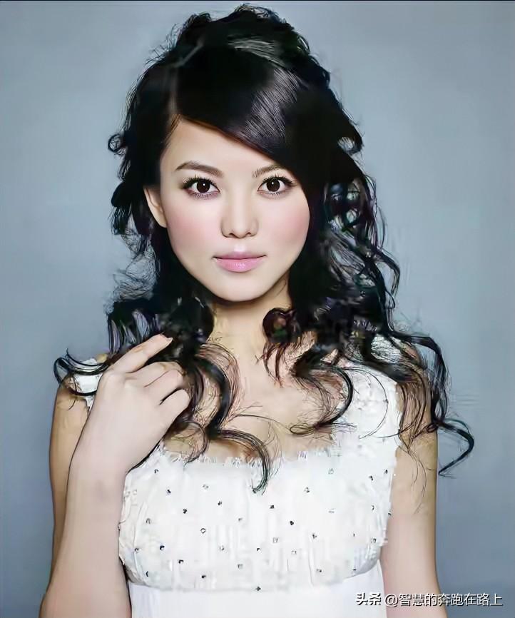 我前两天看闫学晶被禁止关注的回答里面就有人说为啥李湘也是炫富却没有被禁止关注？