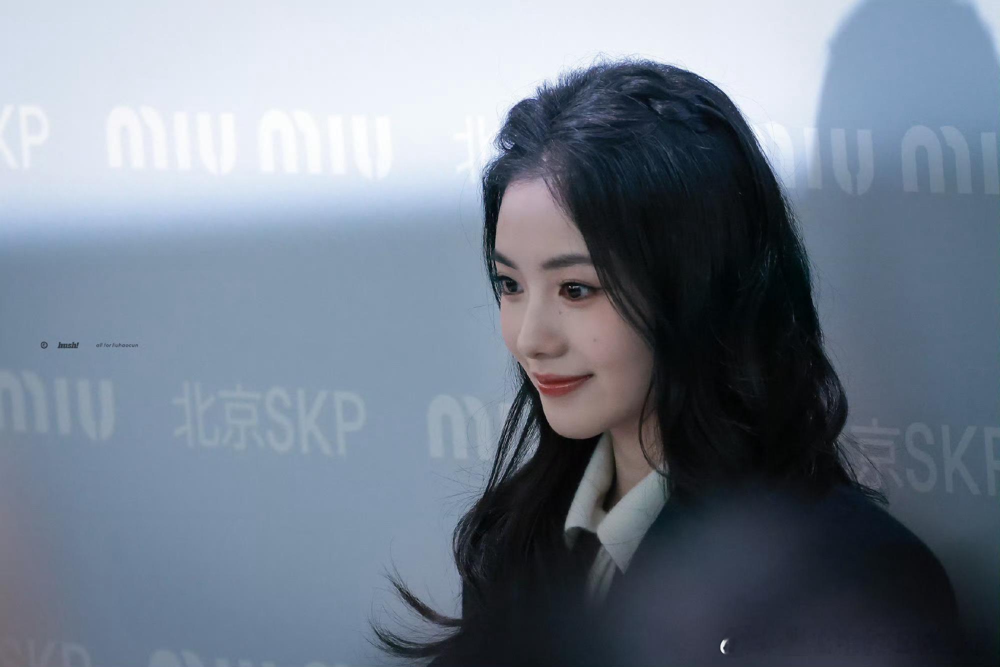 刘浩存制服女高学姐 妹妹也太美了吧…美的没话说miu系女神超好的皮肤状态啊啊年轻