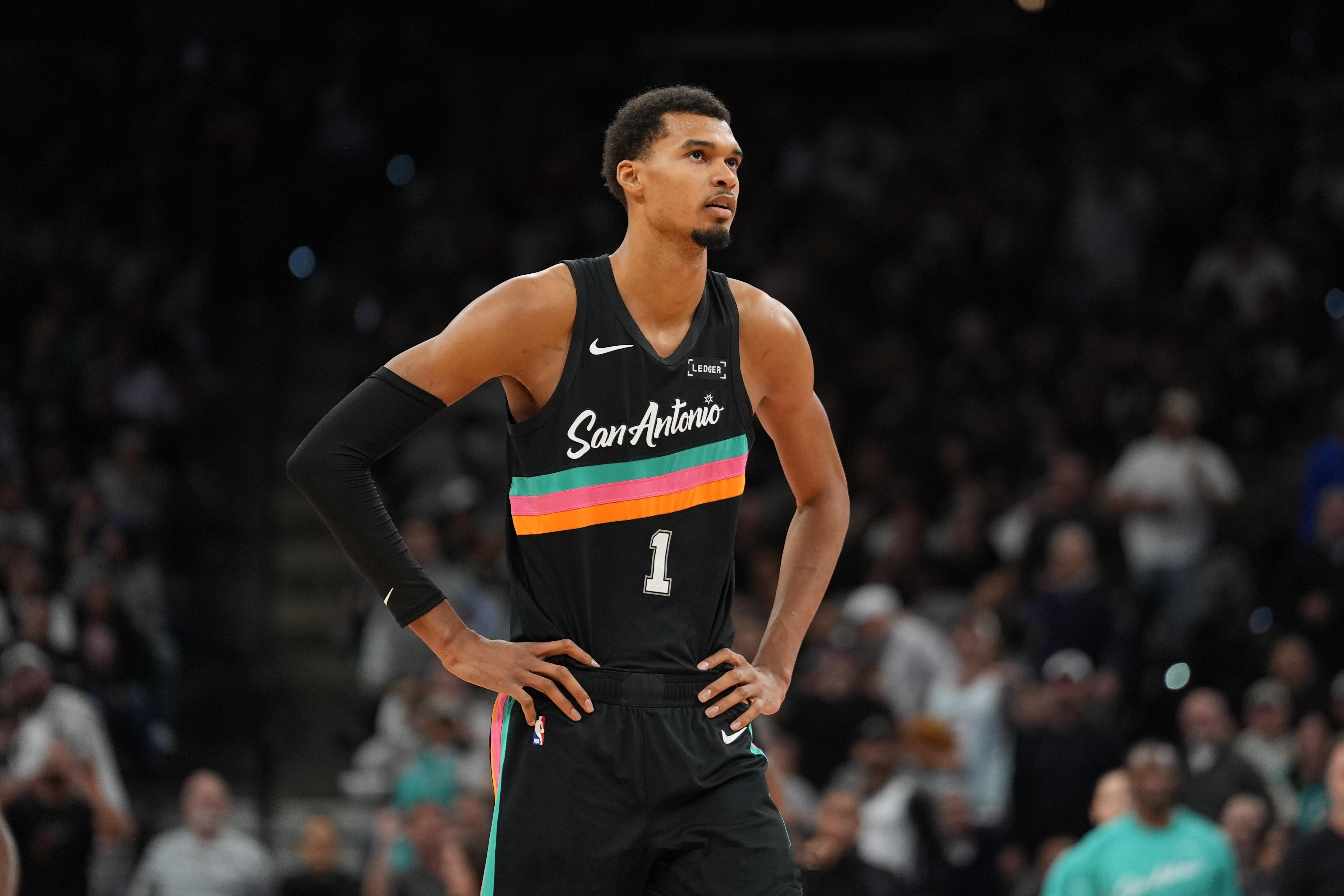 Shams:马刺球星文班亚马遭遇左小腿拉伤 预计伤缺席数周11月18日讯 据名记