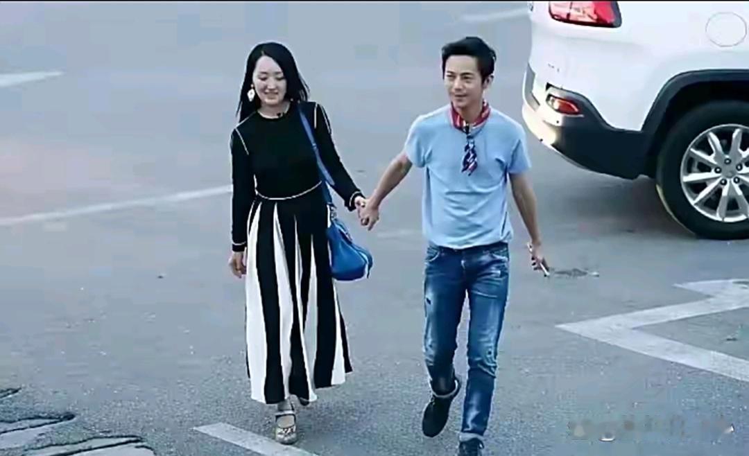 51岁的何炅牵着54岁的杨钰莹，这画面比偶像剧还戳心！两个加起来过百岁的人，愣是