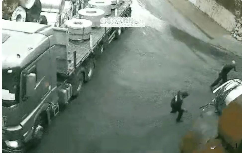 他跑的好快过来，就是想让这个铁卷停下来，他是善良本能的反应，可是他高估了自己的实