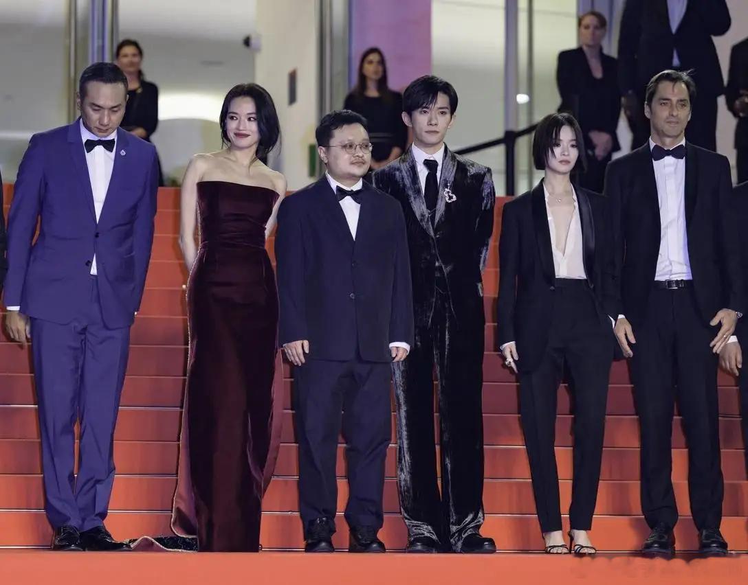 易烊千玺舒淇戛纳红毯同框宅男的一代女神和小女孩的一代男神完美同框！[哈哈][哈哈