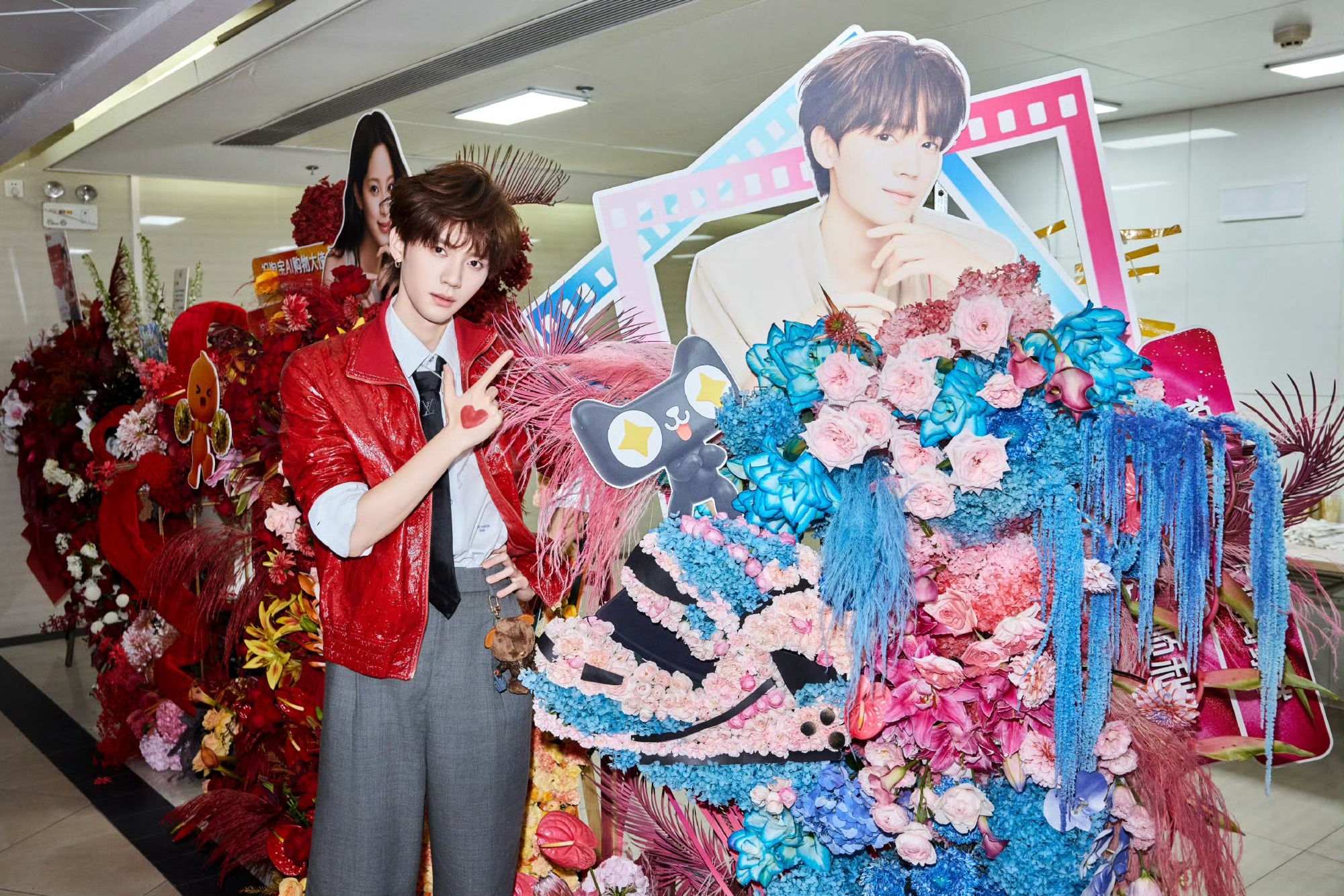 懂了欧阳娜娜演唱会嘉宾是周翊然天猫礼遇大使周翊然 ​​​