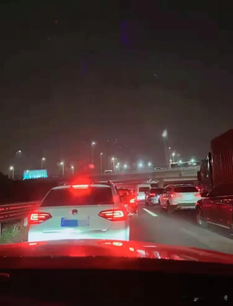 2月14日傍晚G2京沪高速车流量大，车多缓行路段达到了40公里，打开高德地图，自