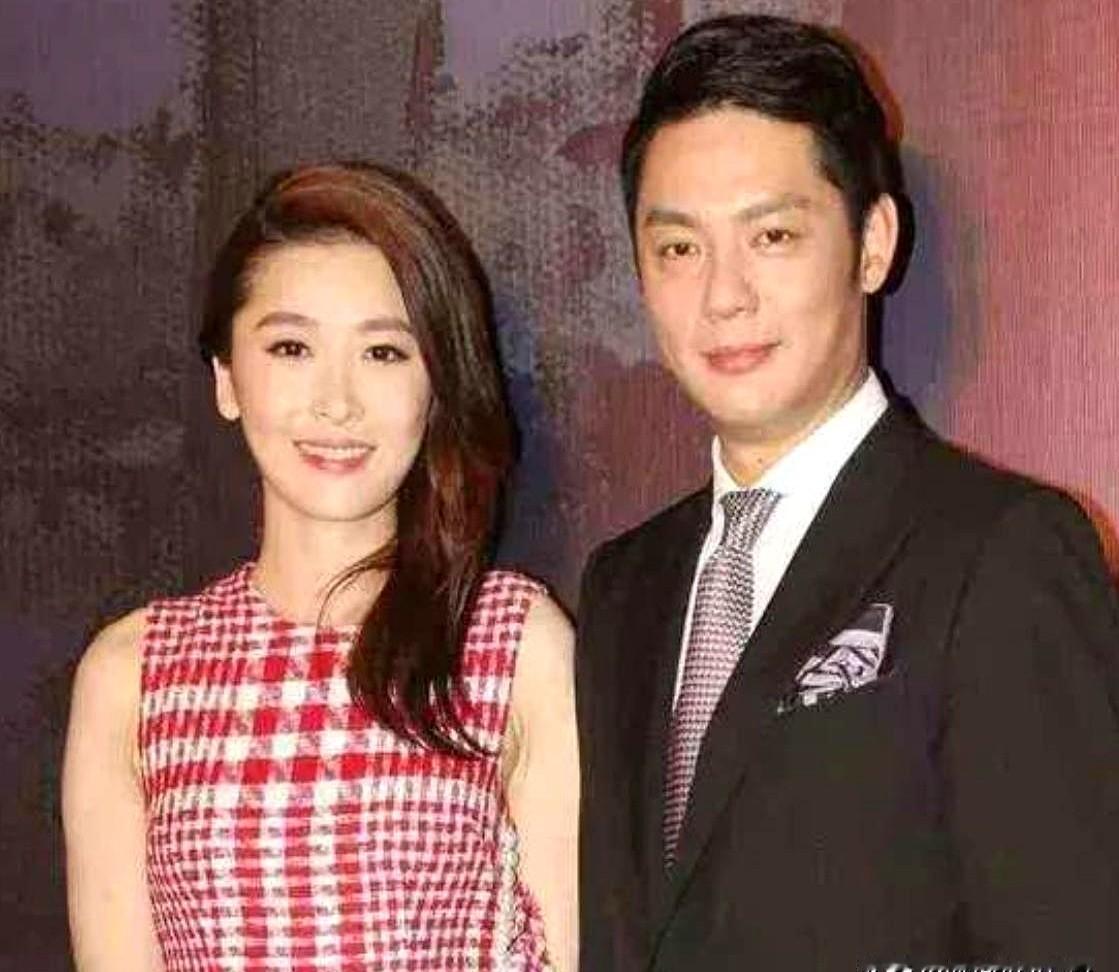 看完这一段，倒是想替周丽淇问一句：选择再婚男，比单身男更难吗？
她谈过那么多恋情