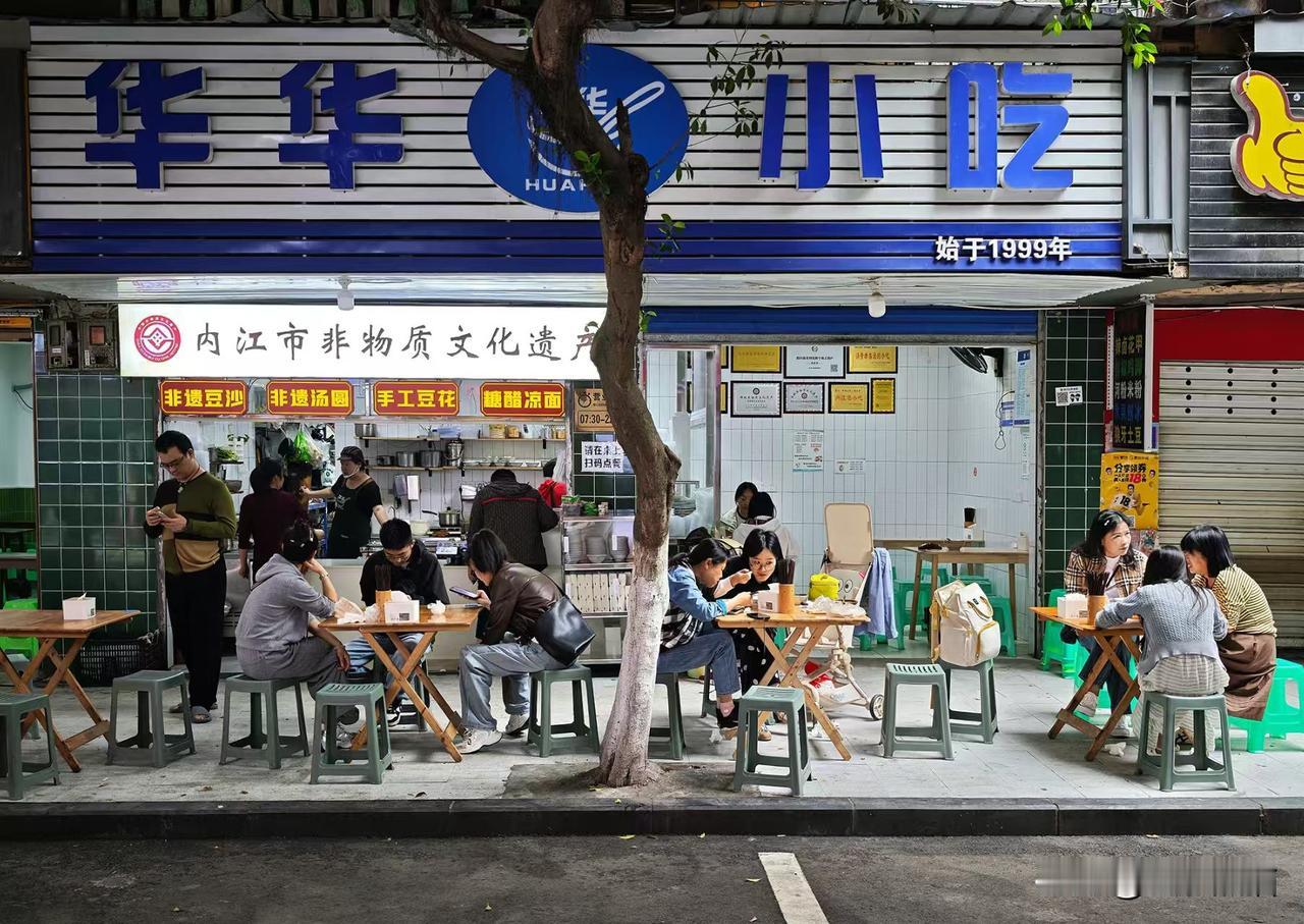 《烟火箭道街》内江箭道街是名副其实的美食街，无论是多年老店还是街边摊点，每到饭点