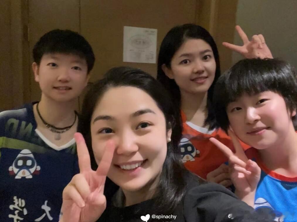 嗨是孙颖莎啊，深大幼儿园氛围真好，园长好可爱[哈哈][哈哈] 