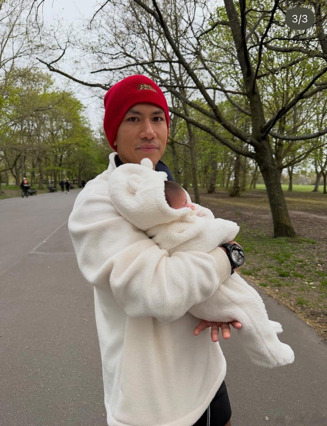 文莱王室 🇧🇳阿卜杜尔·马丁王子和扎赫拉公主父女俩新照片，娃长得这么快世界各