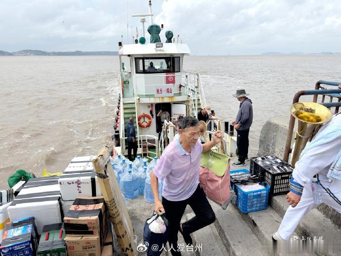 台风白海豚逼近玉环500游客安全撤离 【风浪再大，玉环守护安心归途】受台风“白海