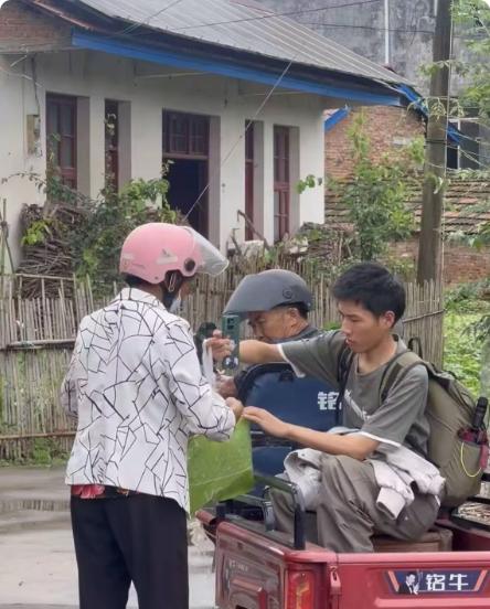 3岁妈走了，7岁爸走了。湖南常德18岁男孩左力，在伯伯家一住就是11年。刚高考完