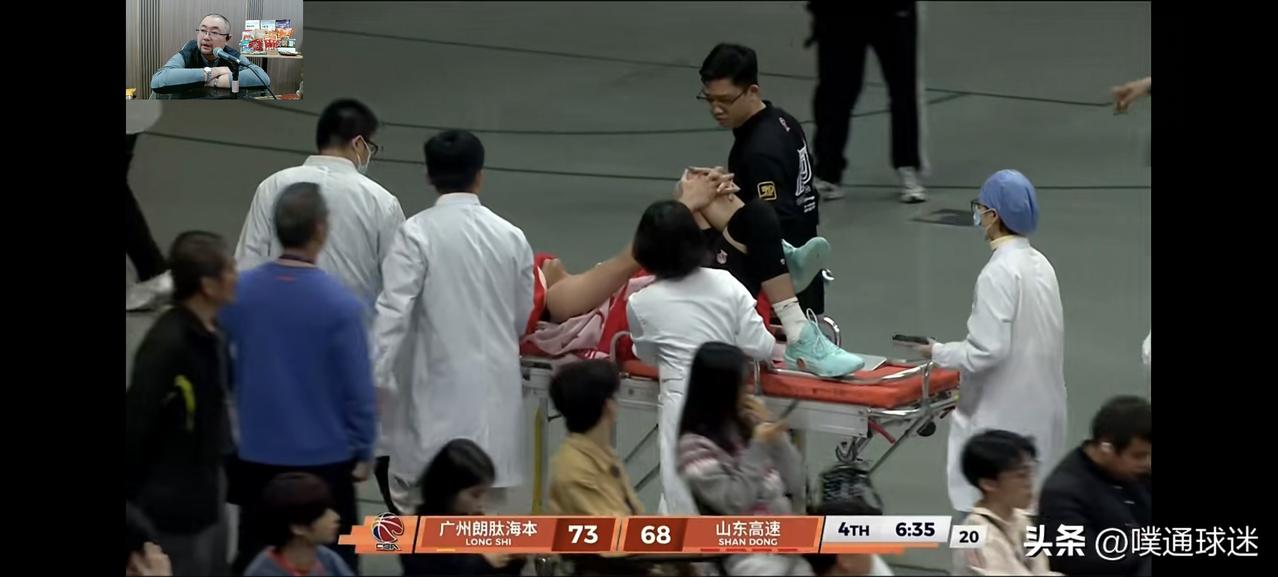郭艾伦在3月5日CBA广州龙狮对阵山东队的比赛中左膝重伤，当场掩面痛哭被担架抬离