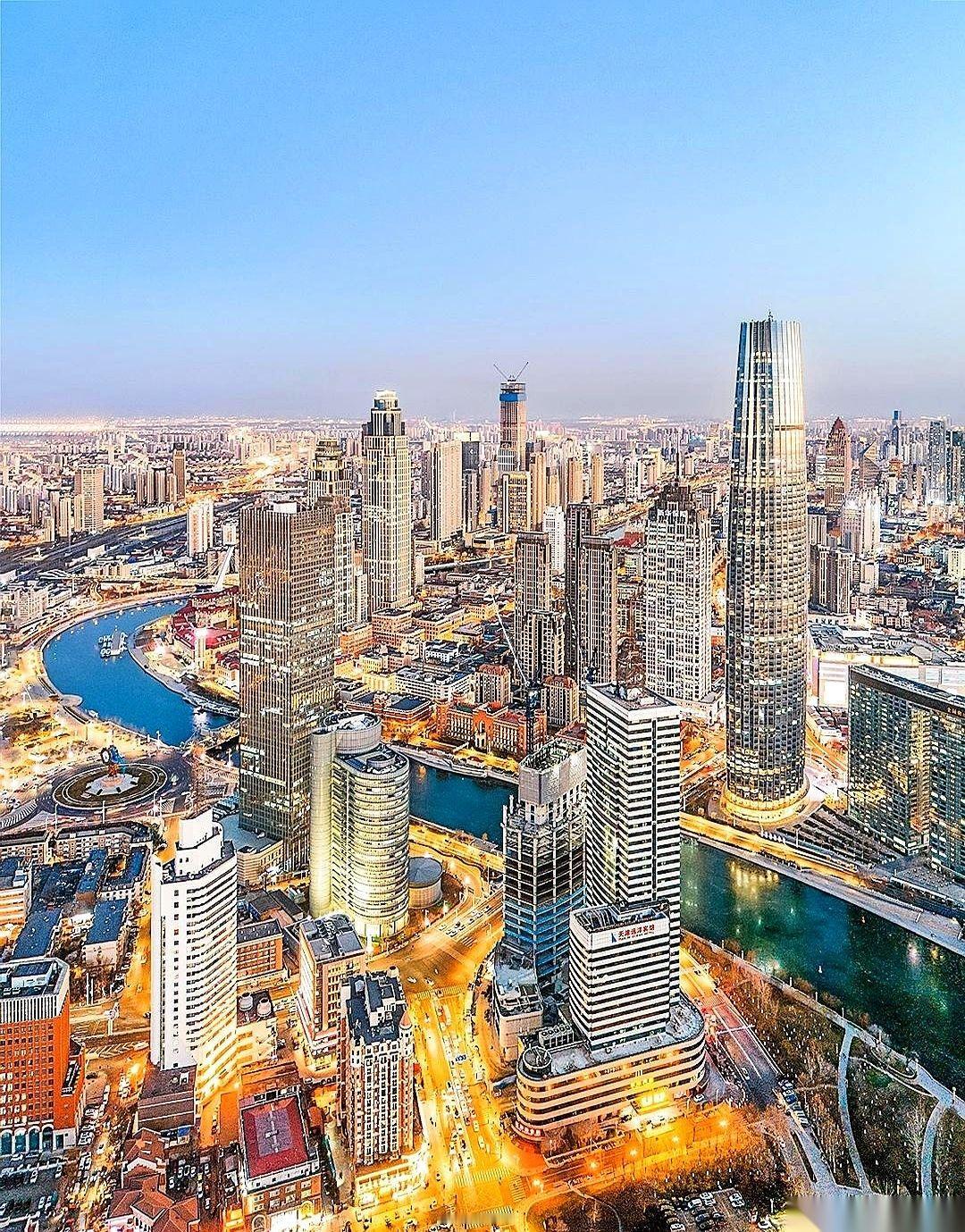 我第一次看到这三根‘擎天柱’杵在一块儿的时候，真有点懵。
三座，全过300米。