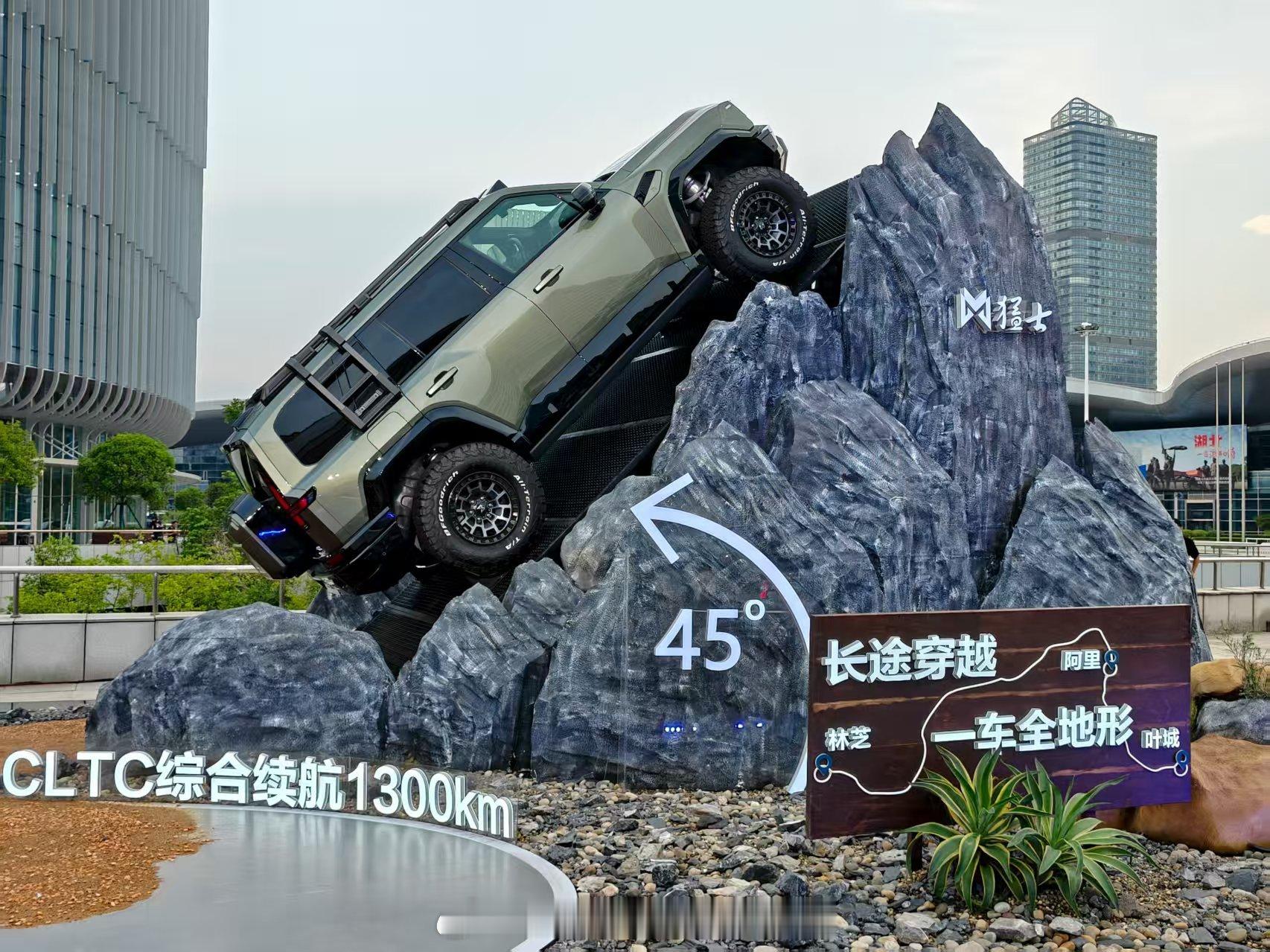 东风猛士联合华为推出的“智能越野第一车”猛士M817，匹配华为ADS 4+鸿蒙座