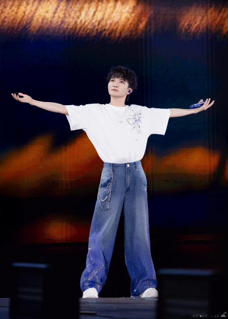 周深靠用力地鞠躬把眼泪甩掉全场的奔赴都化作他哽咽的歌声，《地球没有你》刚起调就满