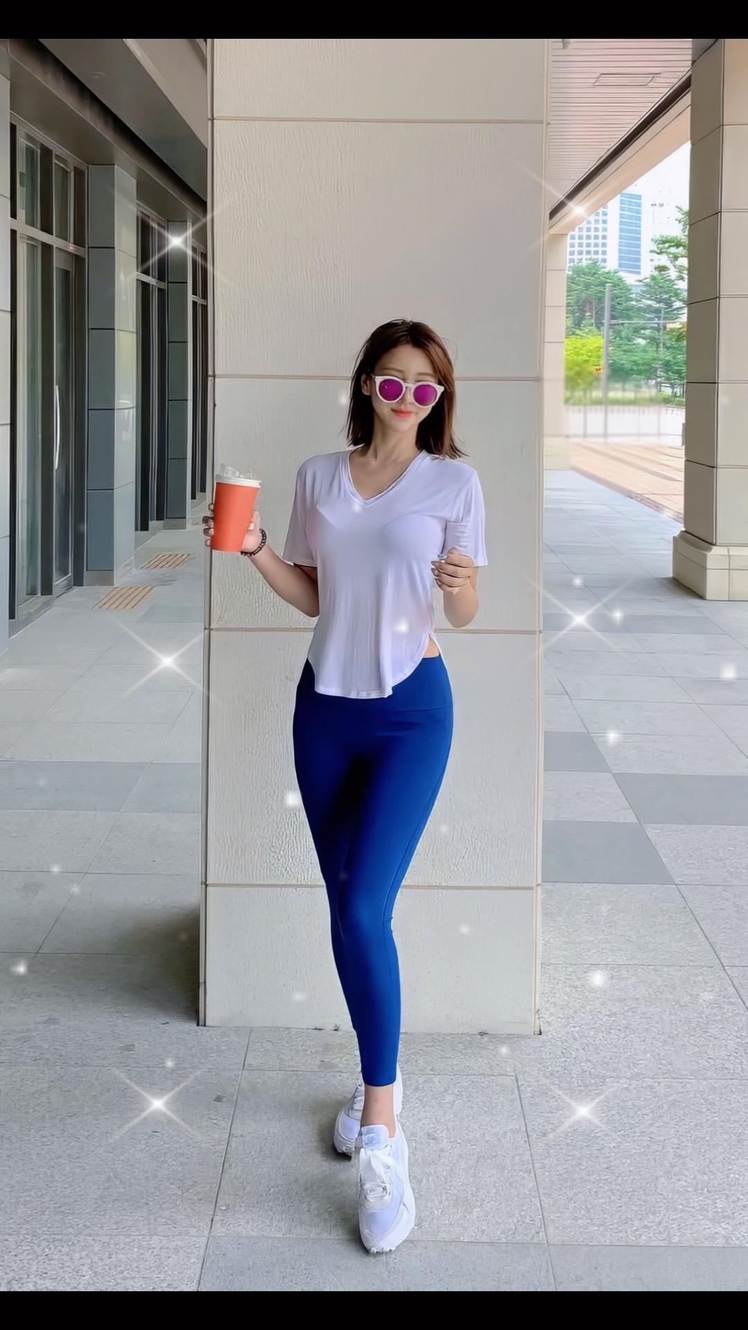 长腿女神甜系女孩创作灵感好身材好气质 谁还不是小腰精