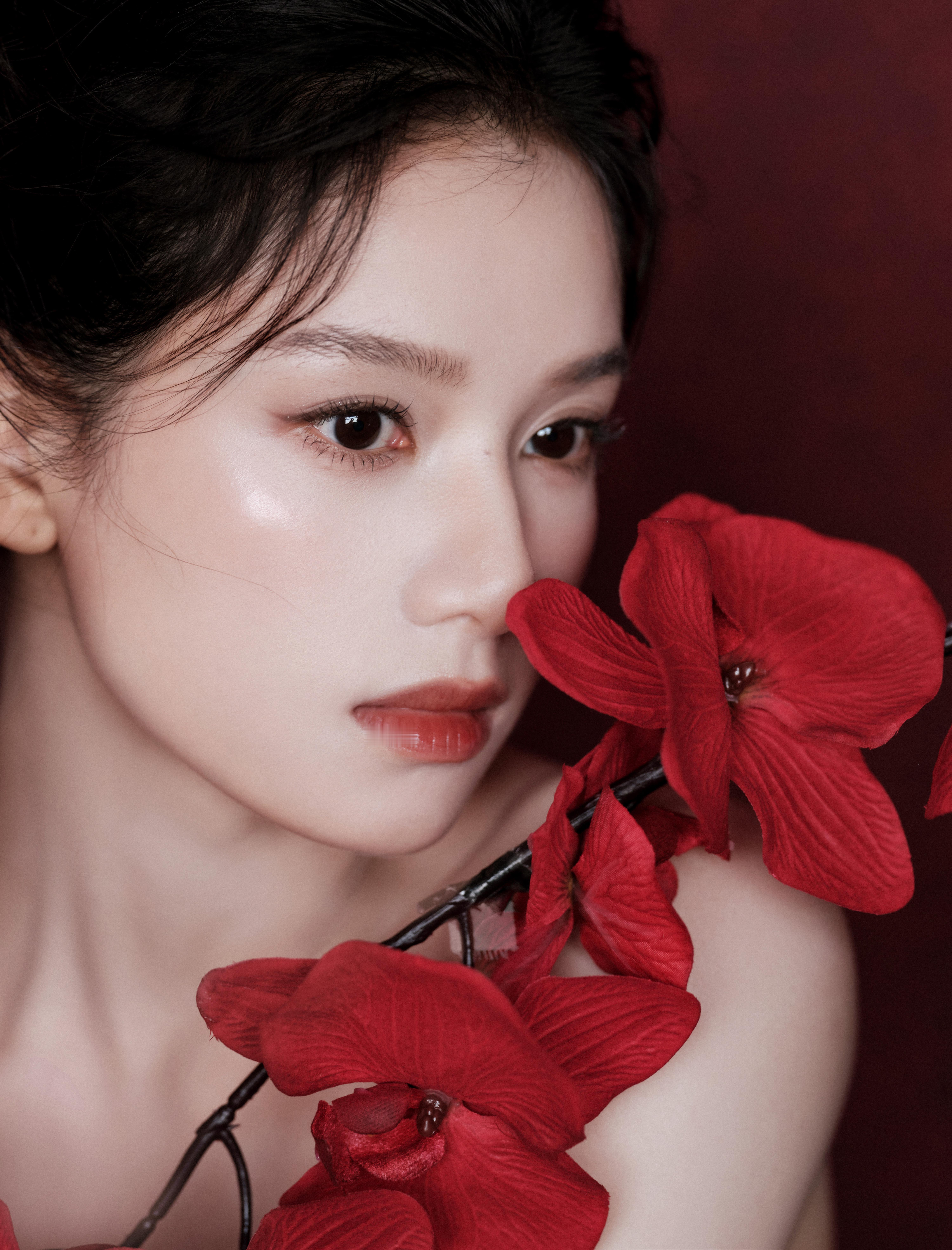 金鹤龙给张婧仪画的原生之美妆张婧仪原生之美  金鹤龙给张婧仪画的原生之美妆，谁来