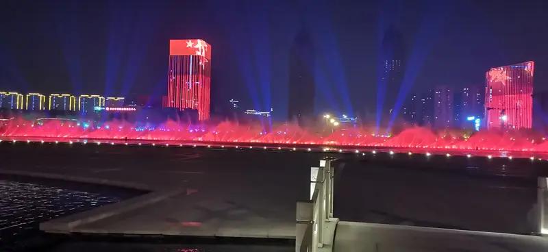 独特的视觉与感官盛宴
从迪拜哈利法塔的“中国红”灯光秀，到街头巷尾的红灯笼、春联