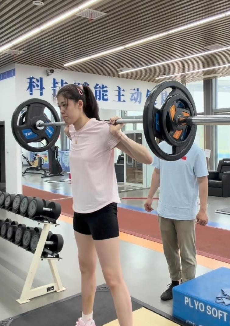 球迷：妹妹，这么早就练上了？
李盈莹：我心里着急呀，得抓紧训练。
球迷：现在就上
