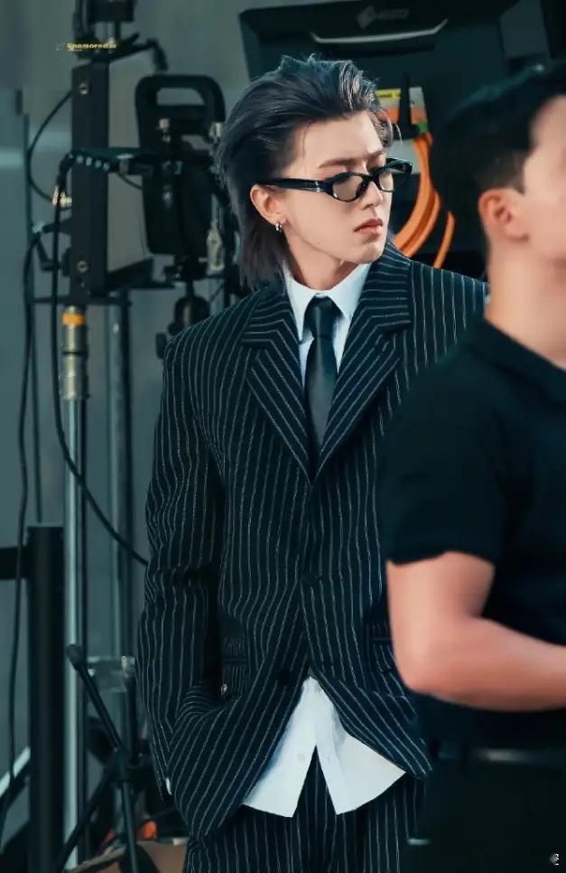 蔡徐坤造型韩国大出圈他真的是内娱的时尚icon，身上的时尚感快要溢出来了，整个内